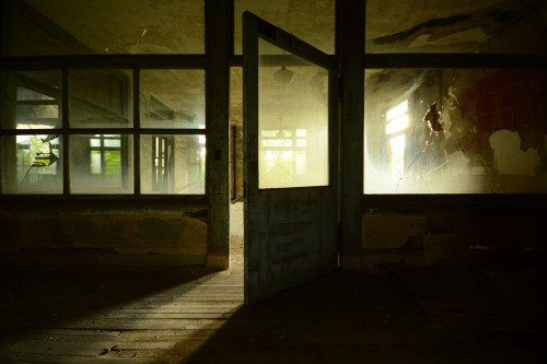 Seaview-Hospital-doorway-light
