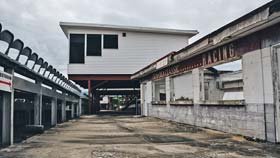 Like most of the other buildings at North Wilkesboro Speedway, this concession stand used to have a roof. Like most of the other buildings at North Wilkesboro Speedway, this concession stand used to have a roof.