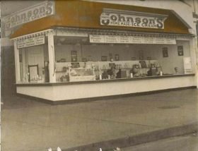 Howard Johnson's ice cream stand 1932 An early Howard Johnson's ice cream stand, circa 1932